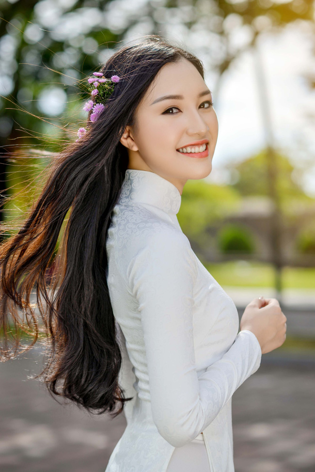 Lê Trần Ngọc Trân - người đẹp đến từ Huế khiến mọi người không thể nào rời mắt trước vẻ đẹp trong trẻo, thánh thiện.